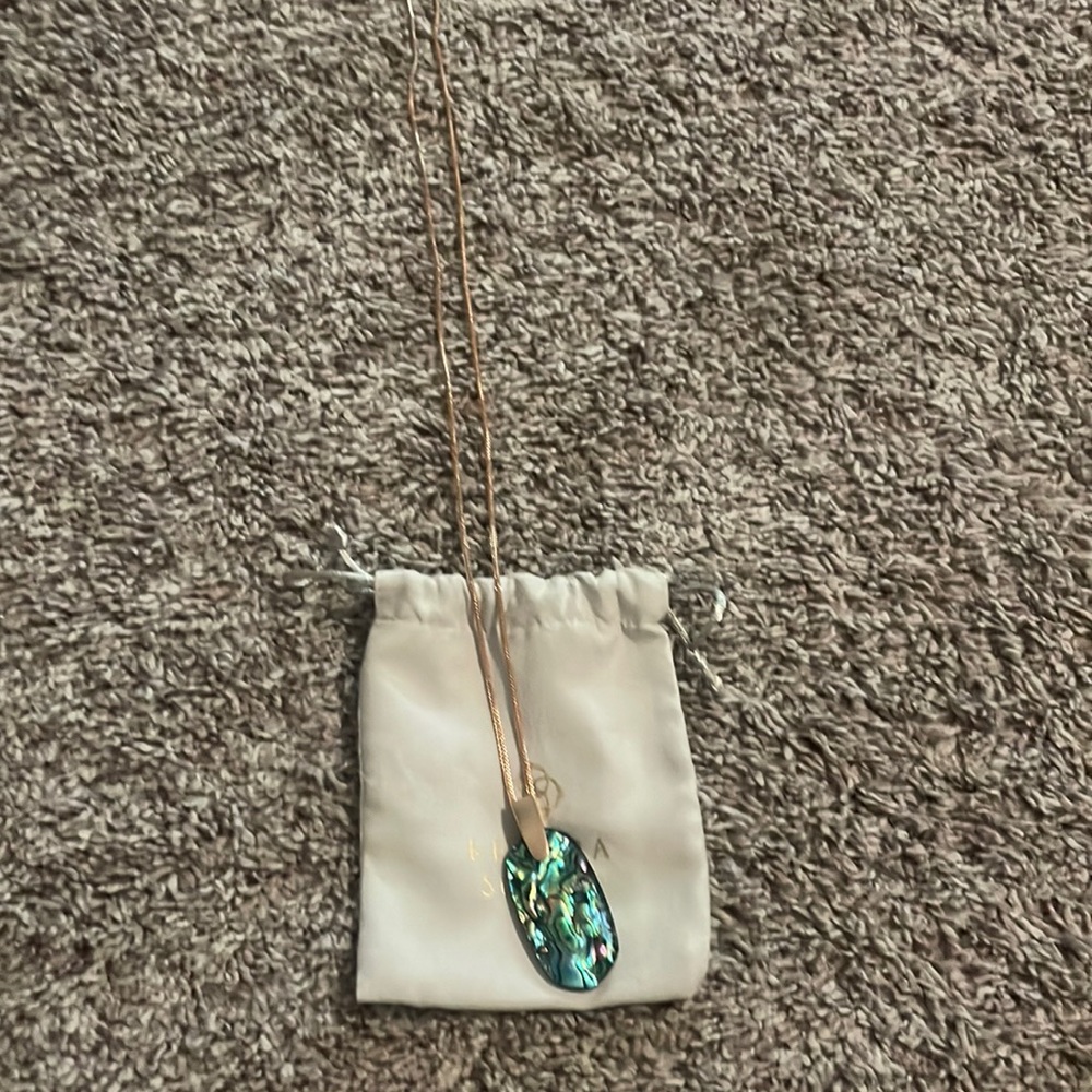 Kendra Scott necklace